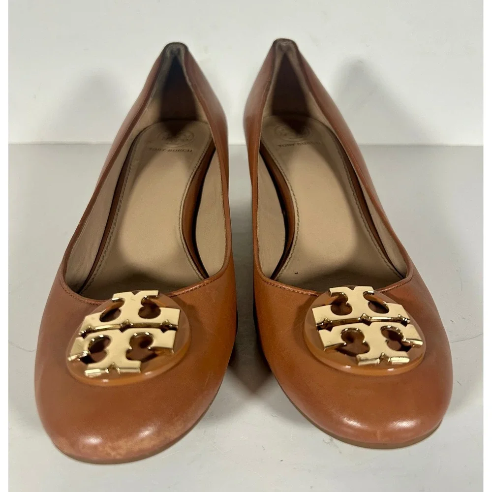 Tory Burch Claire Tan Leather Block Heel Logo Medallion Pumps 8.5M